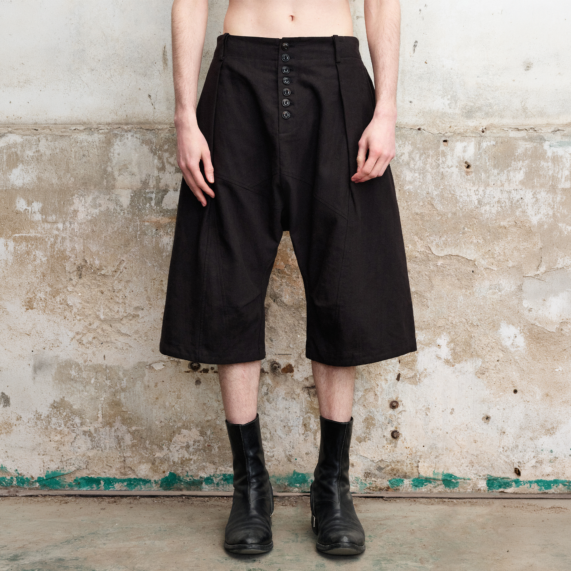 ILNya Nieternite Nifutur Pleated Drop-Crotch Button-Fly Cropped Pants Black-Shorts-S (0)-Free Shipping Leatheretro