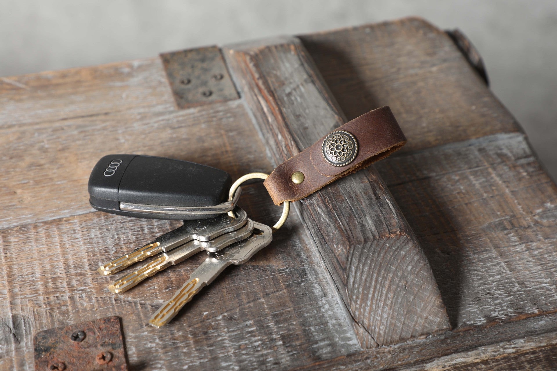6pcs/set Handmade Vintage Leather Keychain & Car Key Case Set-Keychains-Random-Free Shipping Leatheretro