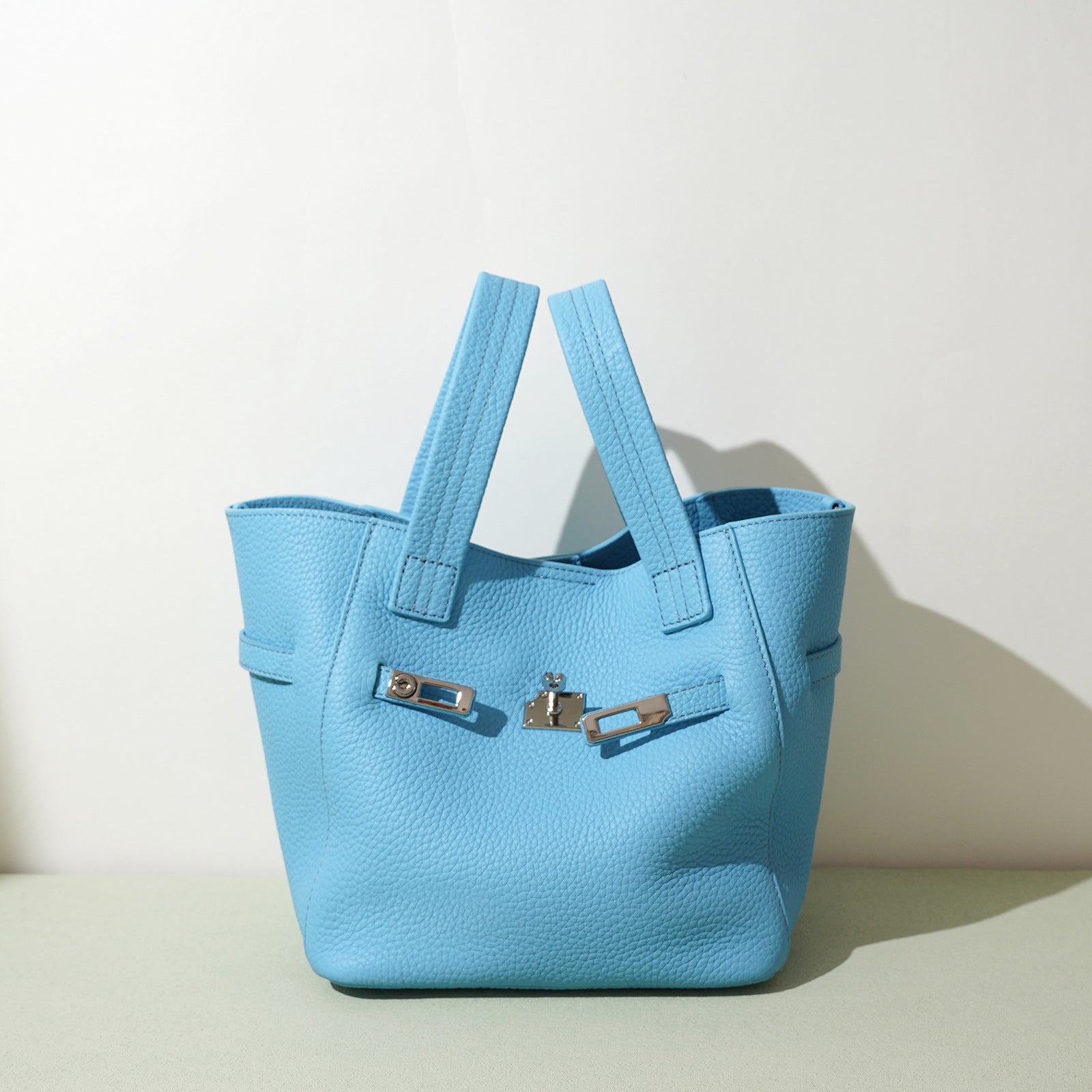 Top-Grain Leather Handbag – Stylish Basket Shoulder Bag with Lock Closure-Milkshake powder-Free Shipping Leatheretro